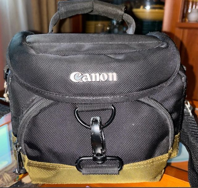 Cámara réflex digital Canon EOS 1300D con objetivo