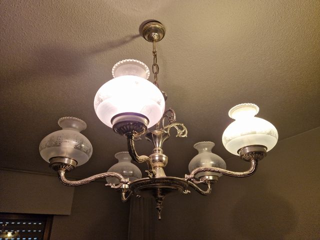 Lámpara de techo de metal y cristal