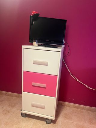 Dormitorio infantil en tonos rosas y blanco