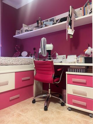 Dormitorio infantil en tonos rosas y blanco