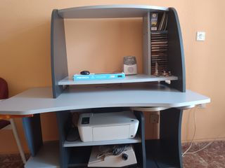 Escritorio gris claro y gris oscuro