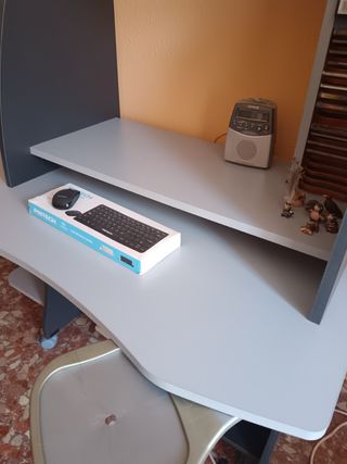 Escritorio gris claro y gris oscuro