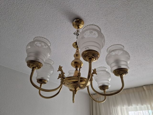 Lámpara de techo dorada con tulipas