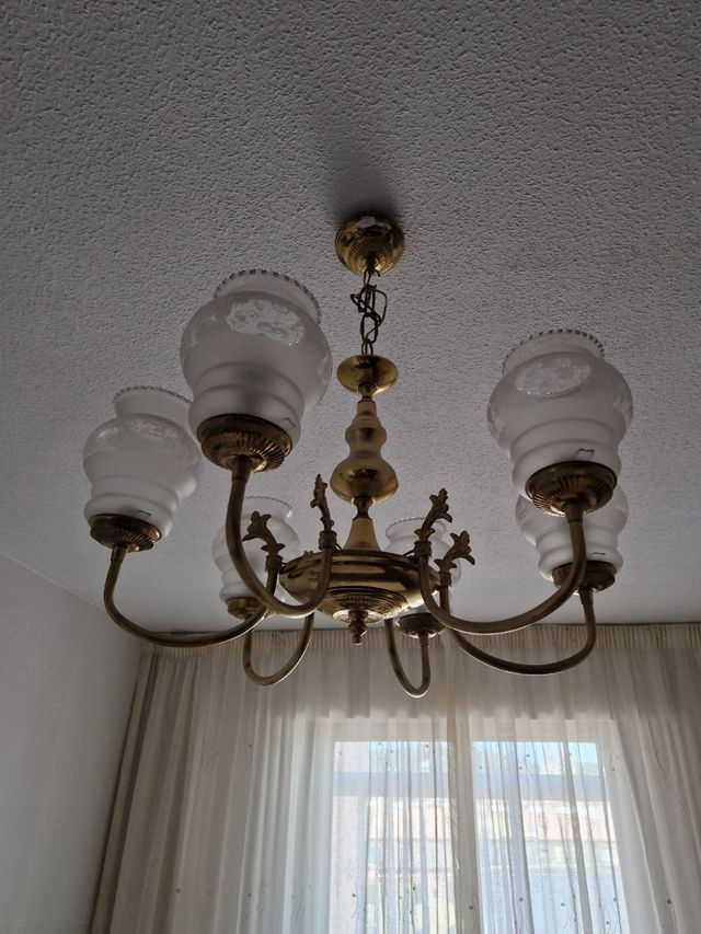 Lámpara de techo dorada con tulipas