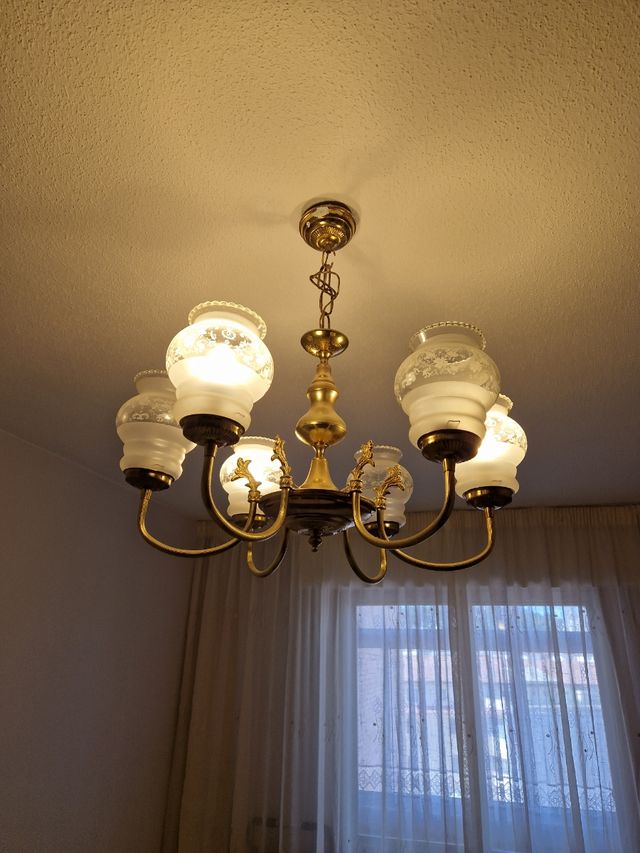 Lámpara de techo dorada con tulipas