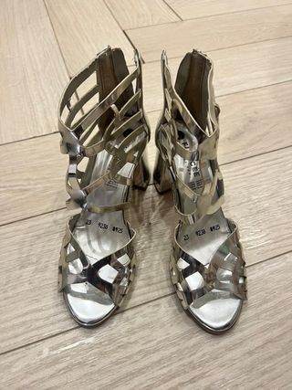 Sandalias plateadas de tacón