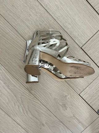 Sandalias plateadas de tacón