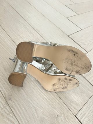 Sandalias plateadas de tacón