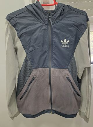 Sudadera Adidas con cremallera y capucha