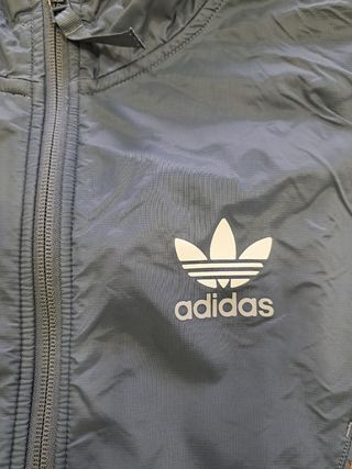 Sudadera Adidas con cremallera y capucha