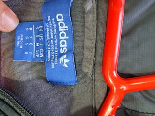 Sudadera Adidas con cremallera y capucha