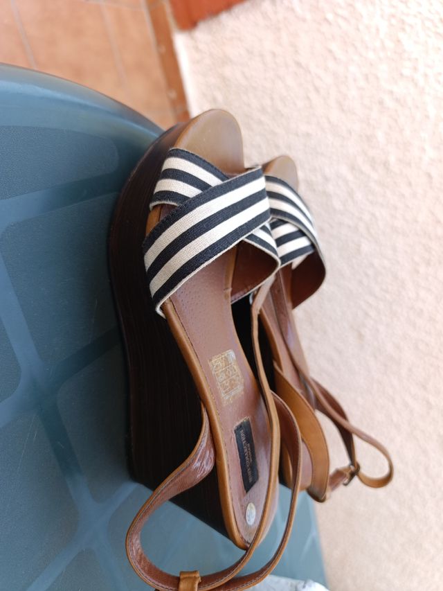 Sandalias de cuña con tiras a rayas