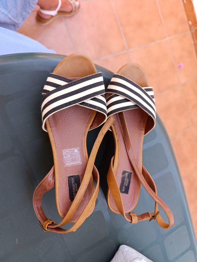 Sandalias de cuña con tiras a rayas