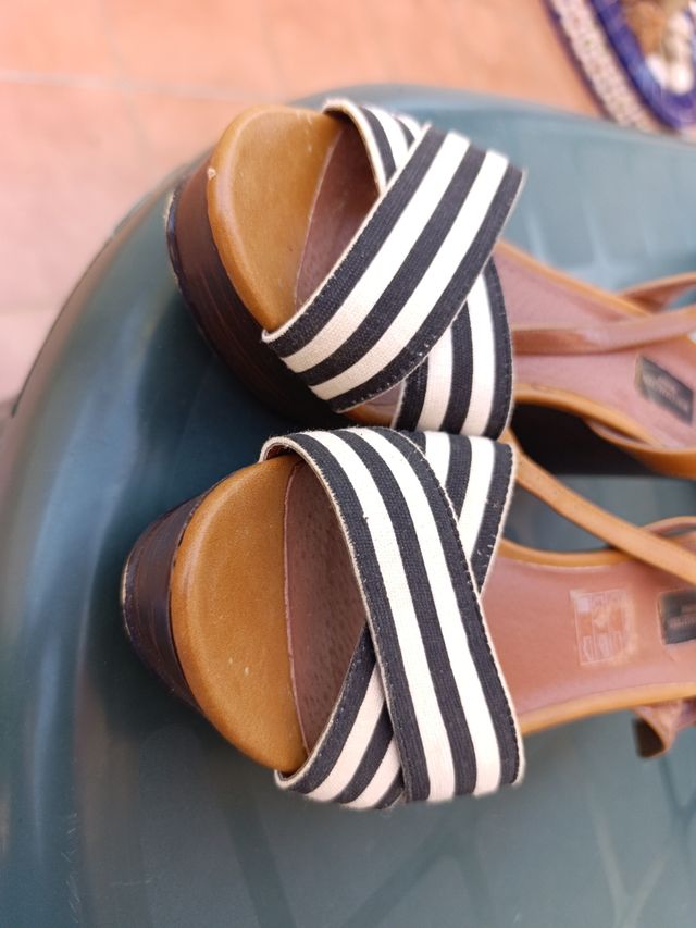 Sandalias de cuña con tiras a rayas