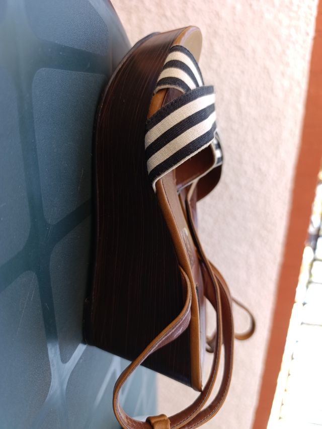 Sandalias de cuña con tiras a rayas