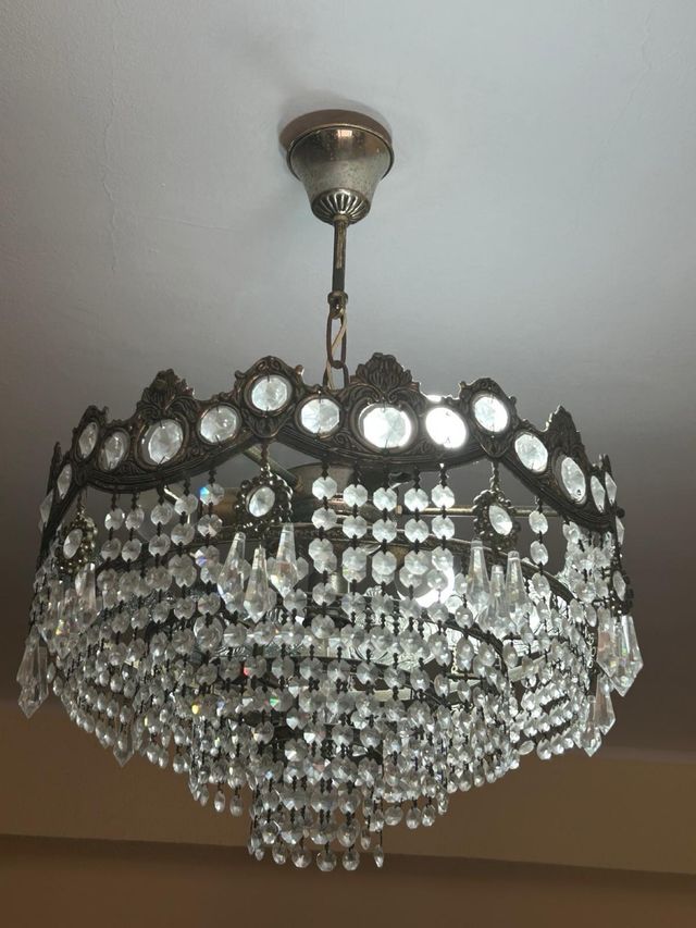 Lámpara de araña de cristal y metal