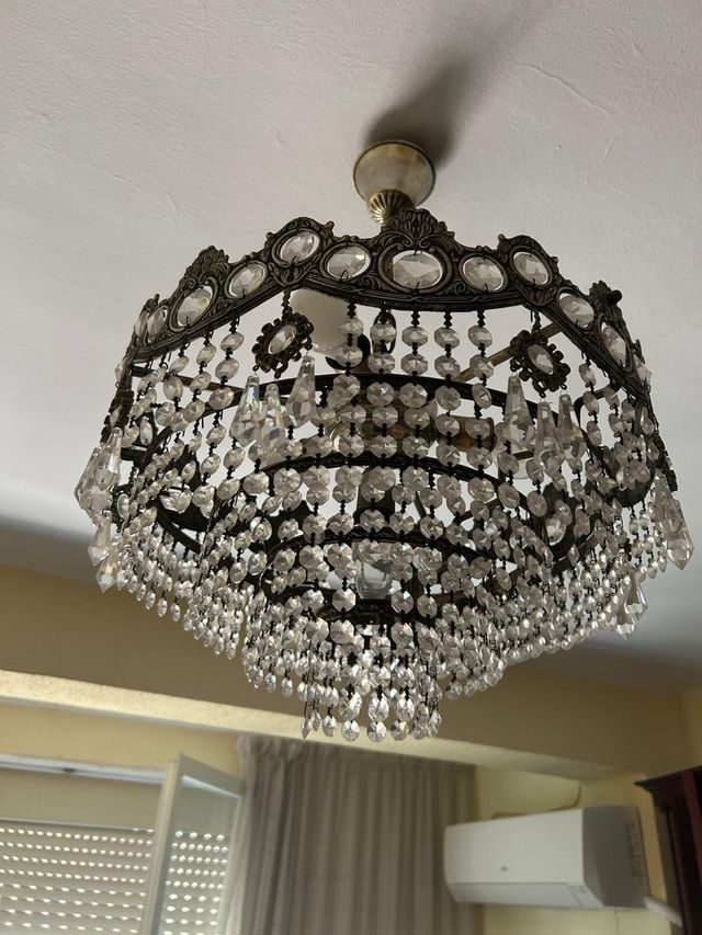 Lámpara de araña de cristal y metal