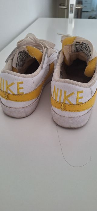 Zapatillas Nike Blancas y Amarillas