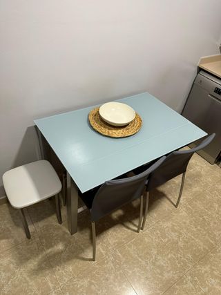 Mesa cocina extensible con 2 sillas y 2 taburetes.