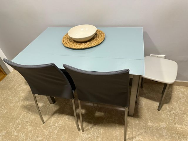 Mesa cocina extensible con 2 sillas y 2 taburetes.