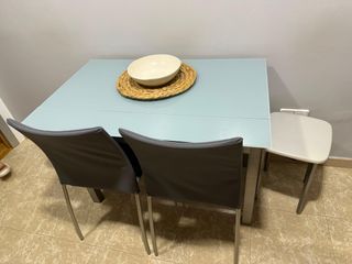 Mesa cocina extensible con 2 sillas y 2 taburetes.