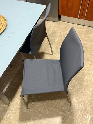Mesa cocina extensible con 2 sillas y 2 taburetes.