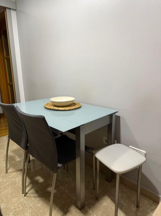 Mesa cocina extensible con 2 sillas y 2 taburetes.