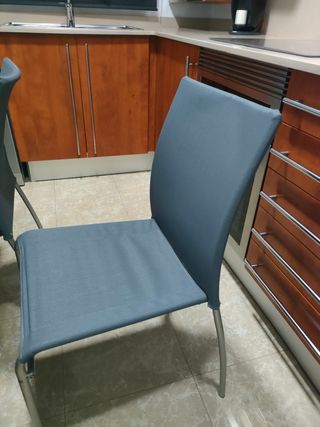 Mesa cocina extensible con 2 sillas y 2 taburetes.