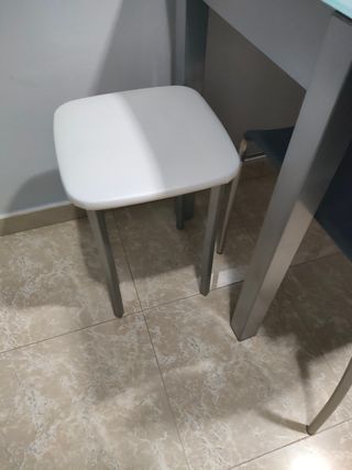 Mesa cocina extensible con 2 sillas y 2 taburetes.