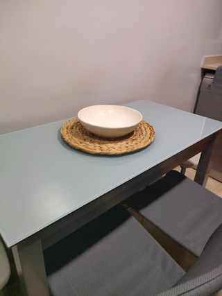 Mesa cocina extensible con 2 sillas y 2 taburetes.