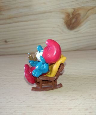 Grande Puffo in sedia a dondolo