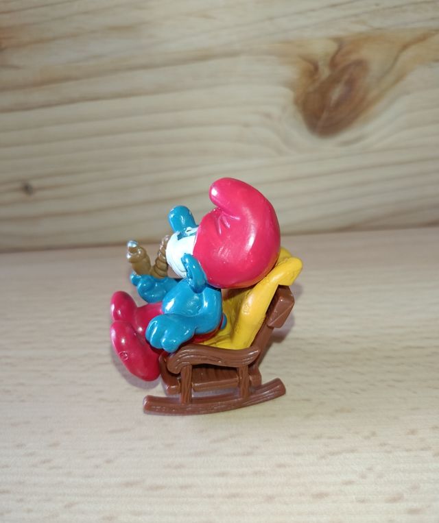 Grande Puffo in sedia a dondolo