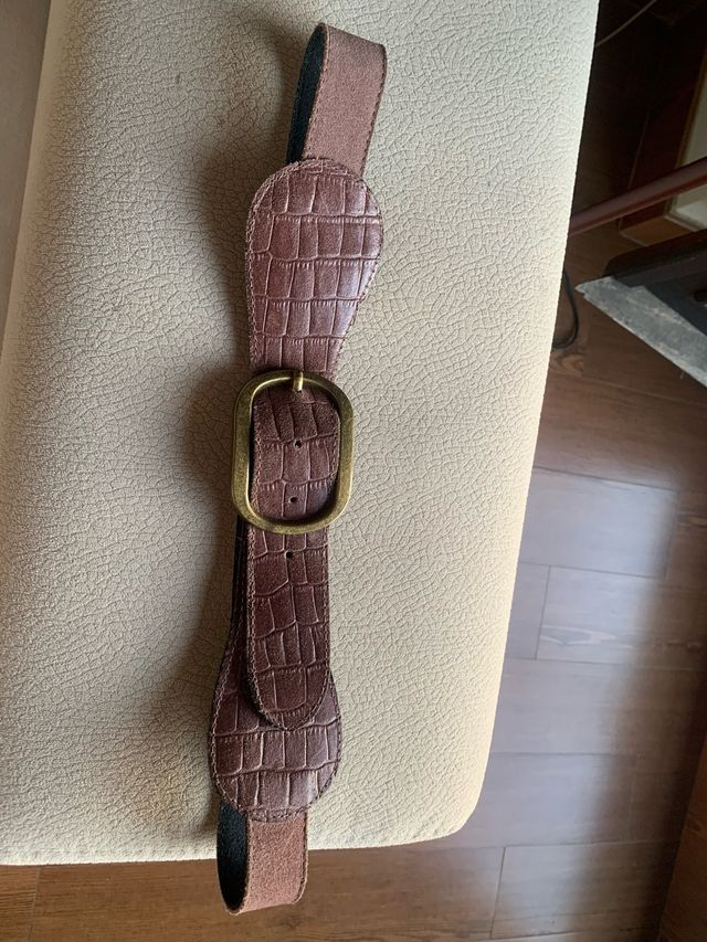 Cinturón de piel birdeos gastadocon hebilla dorada