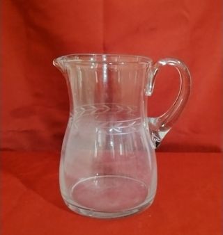 Jarra de cristal con diseño floral