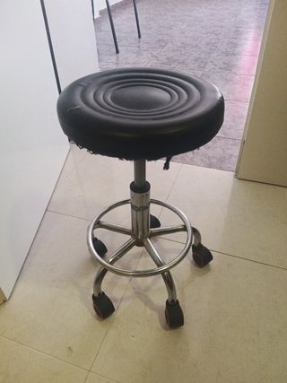 Taburete giratorio con ruedas