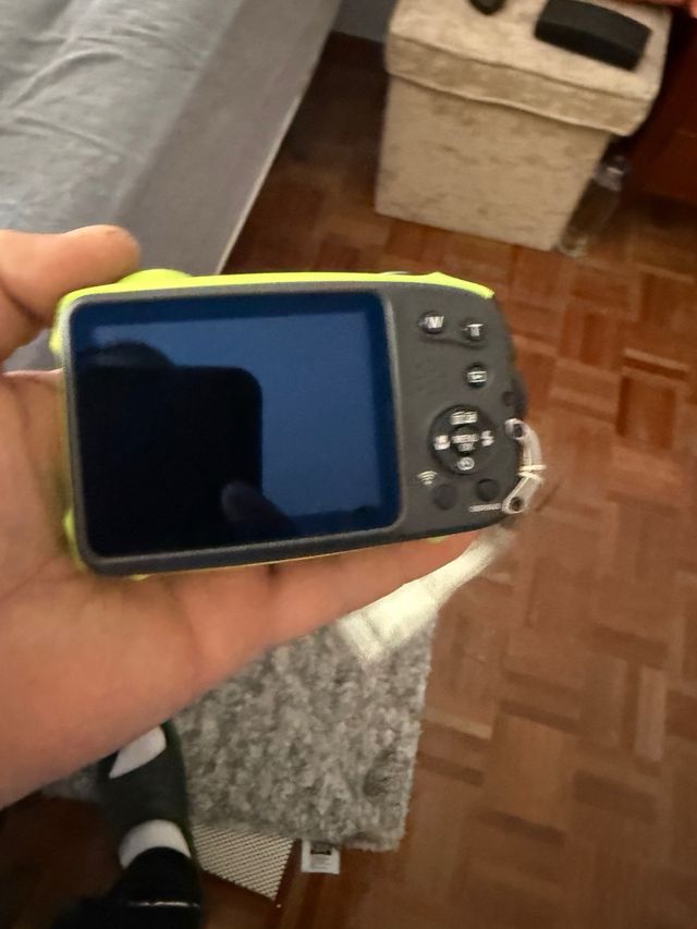 Cámara digital compacta amarilla