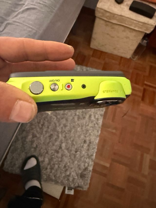 Cámara digital compacta amarilla