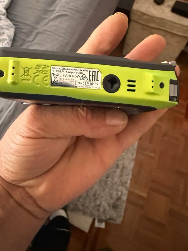 Cámara digital compacta amarilla