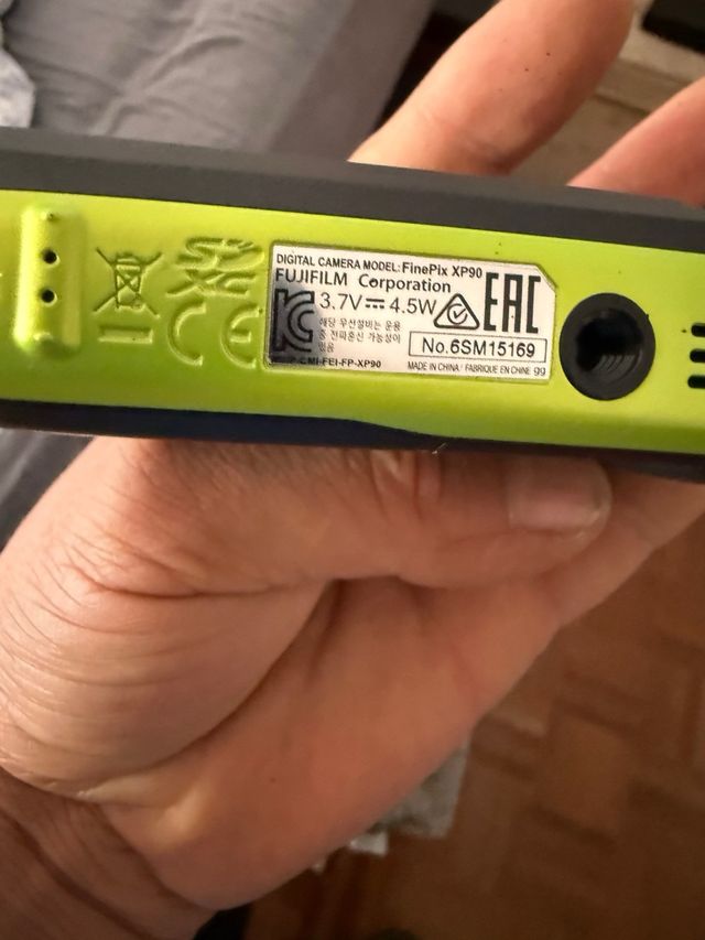 Cámara digital compacta amarilla