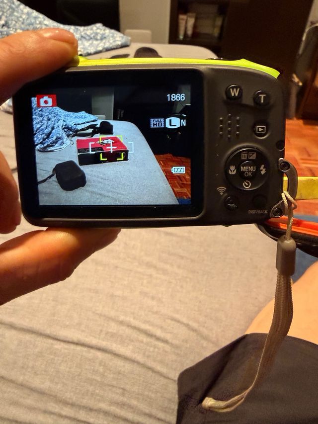 Cámara digital compacta amarilla