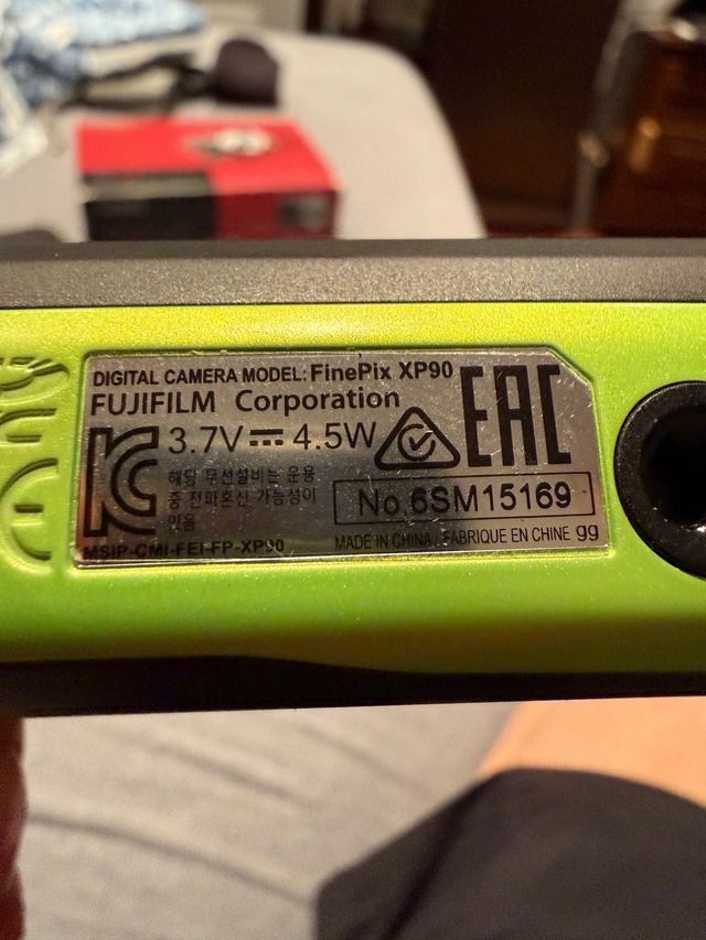 Cámara digital compacta amarilla