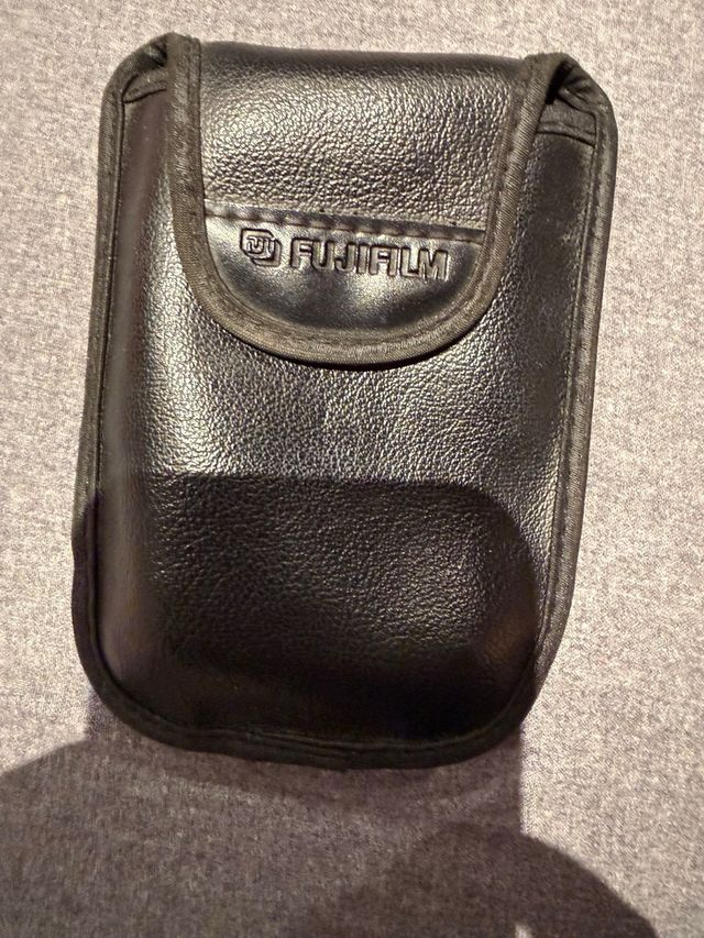 Cámara digital compacta amarilla