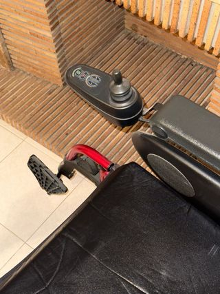 Silla de ruedas eléctrica roja