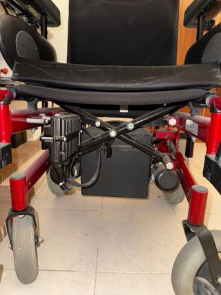 Silla de ruedas eléctrica roja