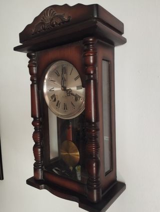 Reloj de péndulo antiguo madera y metal