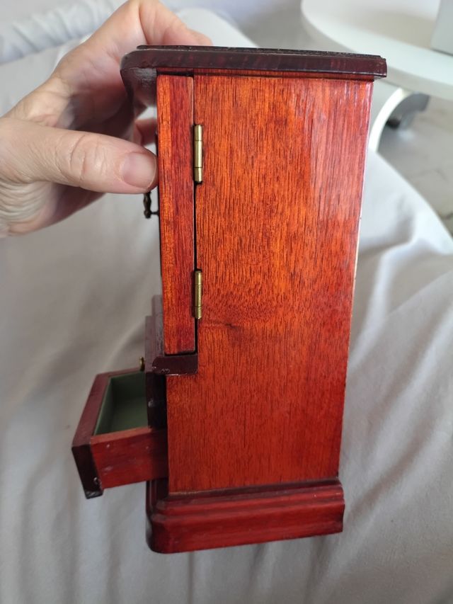 Joyero de madera con cajones