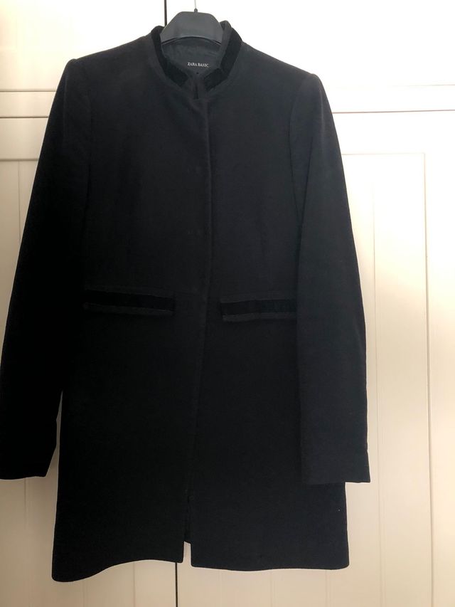 Abrigo Zara Negro con Adornos Terciopelo