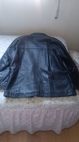 Chaqueta de piel negra