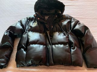 Cazadora negra efecto piel con capucha