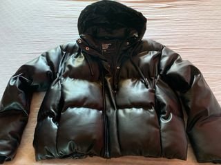 Cazadora negra efecto piel con capucha